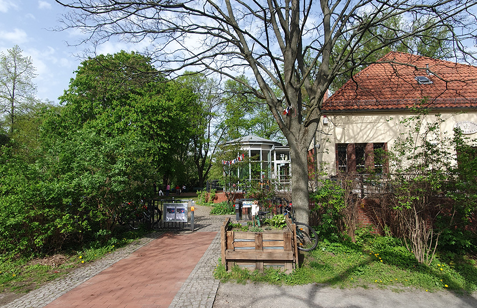 Blick auf den Eingang des Stadtteilzentrums 