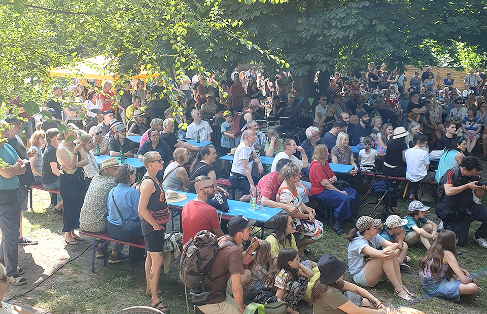 Fete de la Musique 2025 - Blick in den Garten Fete de la Musique 2025 - Blick in den Garten