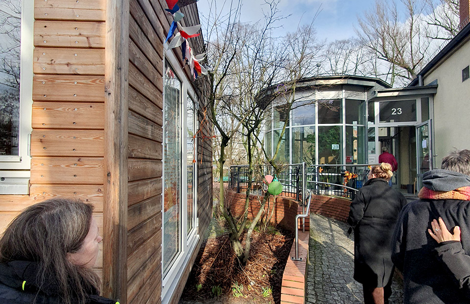 Blick auf den Eingang des Stadtteilzentrums vorbei an dem TinyHaus 