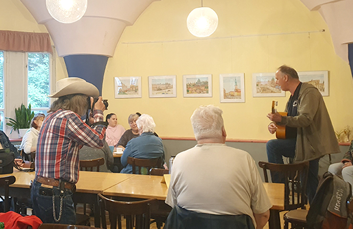 Ausstellung - Kunst ist für mich Lebensfreude - Ausstellungseröffnung im Saal mit musikalischer Begleitung von Stephan Weiß